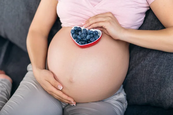 Ung Gravid Kvinna Som Håller Skål Blåbär Händerna Visar Hälsosam — Stockfoto
