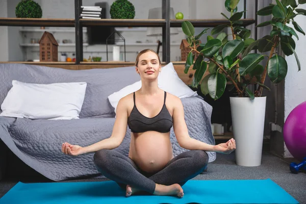Yoga del Embarazo. concepto de embarazo deportivo saludable — Foto de Stock