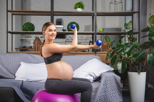 妊婦は体操ボールと練習をしている — ストック写真