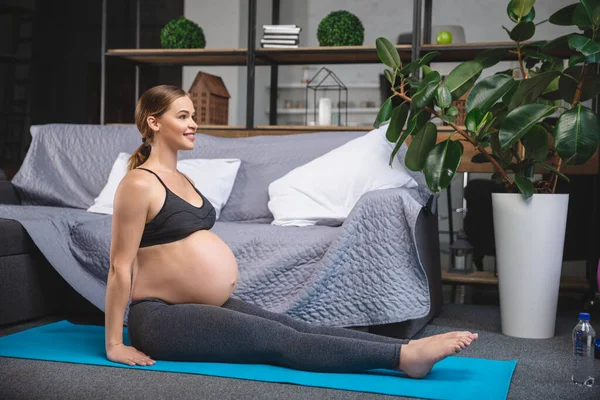 Joga w ciąży, koncepcja fitness. Obraz Stockowy