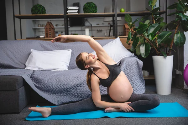 Terhességi jóga, Fitness koncepció. Stock Kép