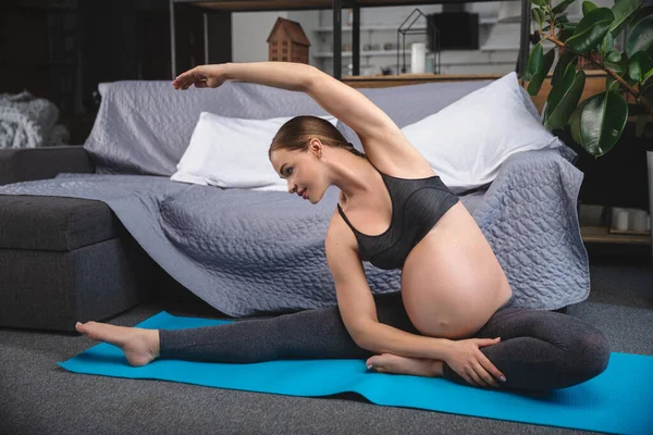 Grossesse Yoga, Concept de fitness . Photo De Stock