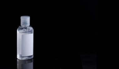 Beyaz, siyah arka planda izole edilmiş bir şişe antiseptik jel.