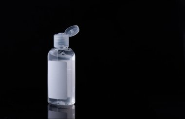 Beyaz, siyah arka planda izole edilmiş bir şişe antiseptik jel.