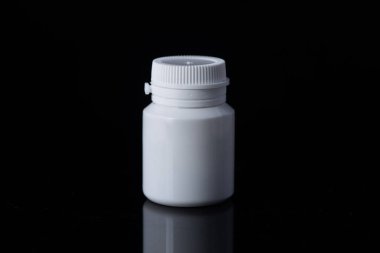 Beyaz plastik tıbbi konteynır, siyah arka plan
