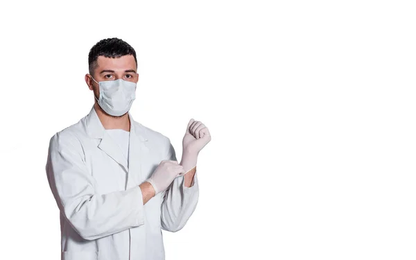 Portret Młodego Lekarza Białym Mundurze Zakładającego Rękawiczki Chirurgiczne Białym Lub — Zdjęcie stockowe