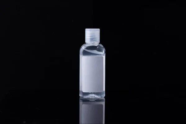 Διαφανές Βάζο Καπάκι Ανοίγματος Μπουκάλι Αντισηπτικό Τζελ Μαύρο Φόντο — Φωτογραφία Αρχείου