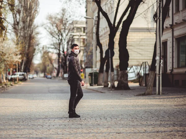 Cowid Virus Man Medical Mask Walking Empty Street City Pandemic — Stock Photo, Image
