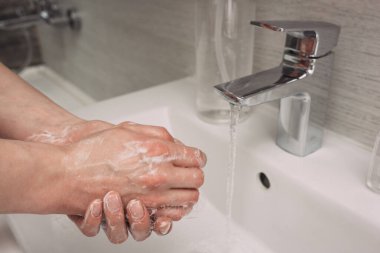 Corona virüsünün önlenmesi için sabun kadınla el yıkamak, Coronavirus bulaştırmamak için hijyen.