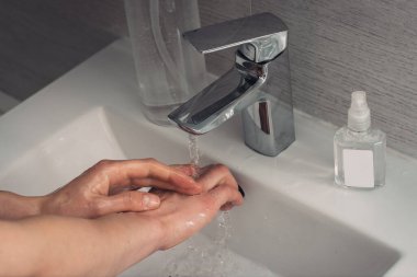 Corona virüsünün önlenmesi için sabun kadınla el yıkamak, Coronavirus bulaştırmamak için hijyen.