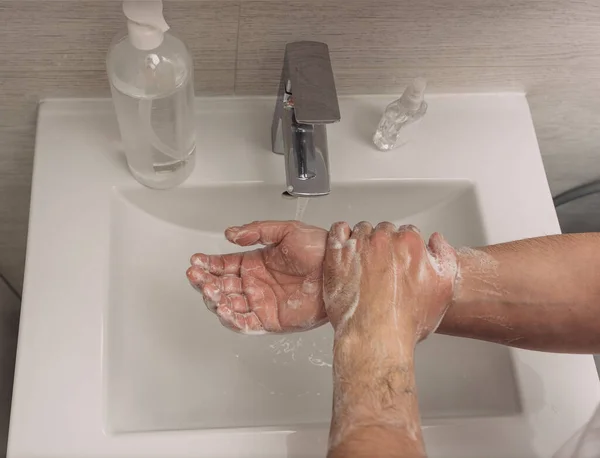 手を洗うコロナウイルスの予防のための石鹸男とこすり コロナウイルスの拡散を停止する衛生 Sanitiser Covid — ストック写真