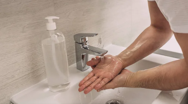 手を洗うコロナウイルスの予防のための石鹸男とこすり コロナウイルスの拡散を停止する衛生 Sanitiser Covid — ストック写真