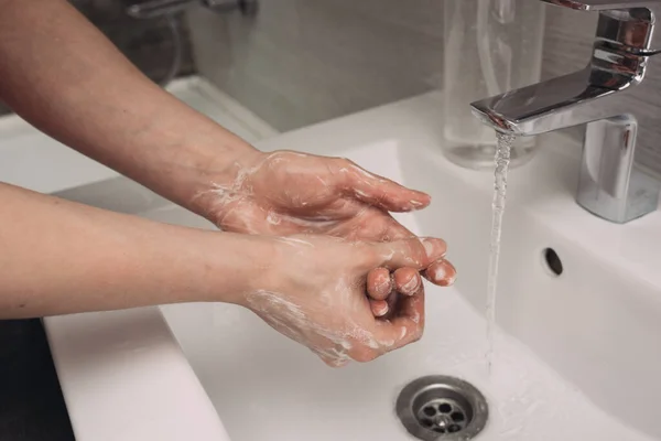 手を洗うコロナウイルスの予防のための石鹸の女性とこすり コロナウイルスの拡散を停止する衛生 Sanitiser Covid — ストック写真