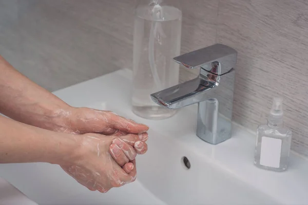 手を洗うコロナウイルスの予防のための石鹸の女性とこすり コロナウイルスの拡散を停止する衛生 Sanitiser Covid — ストック写真