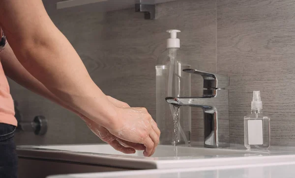 Corona virüsünün önlenmesi için sabun kadınla el yıkamak, Coronavirus bulaştırmamak için hijyen.