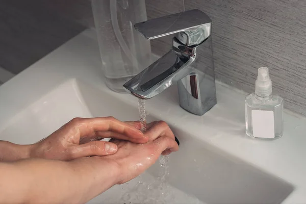 Corona virüsünün önlenmesi için sabun kadınla el yıkamak, Coronavirus bulaştırmamak için hijyen.