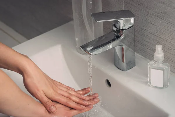 Corona virüsünün önlenmesi için sabun kadınla el yıkamak, Coronavirus bulaştırmamak için hijyen.