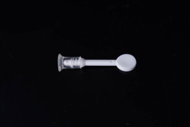 Kontak lensler için emici ya da vakum kabı, beyaz masa ve siyah arkaplan üzerinde durur