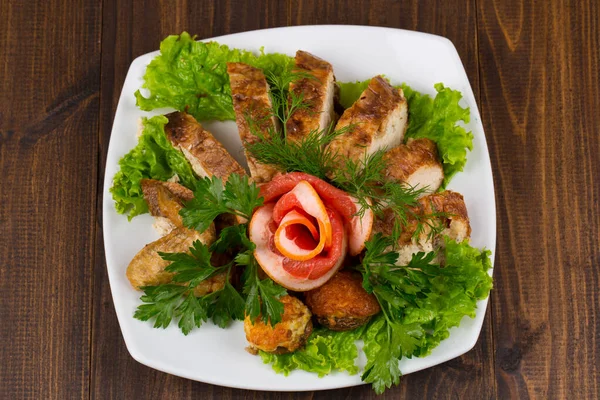 닭고기 날개와 다리를 고기를 파슬리 곁들인 닭고기 국물을 접시에그 레이프프 — 스톡 사진