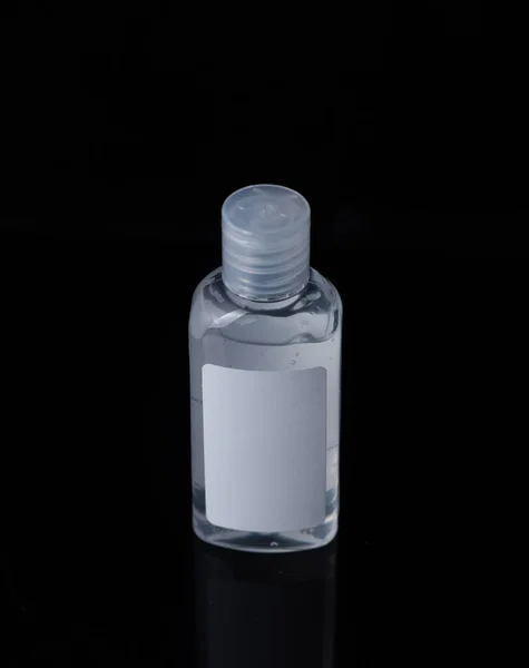 Beyaz, siyah arka planda izole edilmiş bir şişe antiseptik jel.