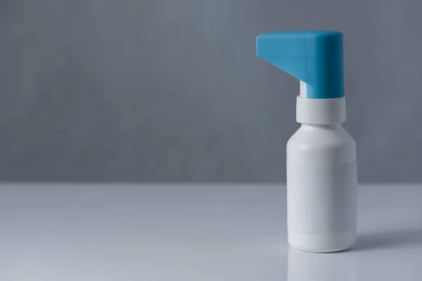 Flacone Spray Alla Gola Sistema Chiuso Con Cappuccio Blu Isolato — Foto Stock
