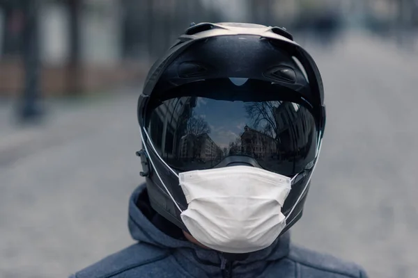 Портрет Человека Шлеме Мотоциклетном Шлеме Белая Медицинская Маска Фото Улице — стоковое фото