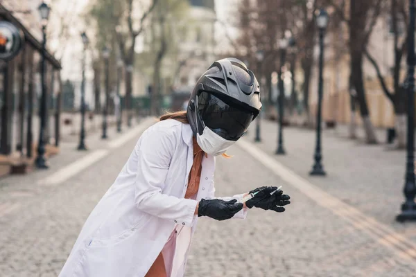 Una Chica Delgada Con Abrigo Médico Blanco Mono Sostiene Una —  Fotos de Stock