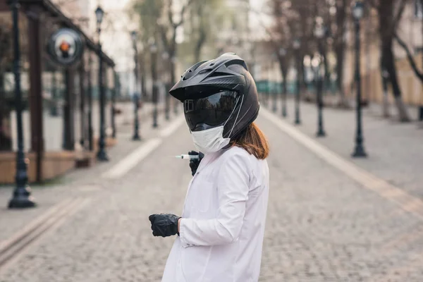 Una Chica Delgada Con Abrigo Médico Blanco Mono Sostiene Una —  Fotos de Stock