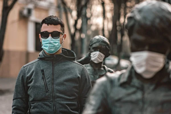 Hombre Con Una Máscara Médica Retrato Con Gafas Sobre Fondo —  Fotos de Stock