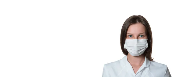 수술용 마스크나 의료용 마스크를 간호사 바탕에 코트를 코로나 바이러스 현수막 — 스톡 사진