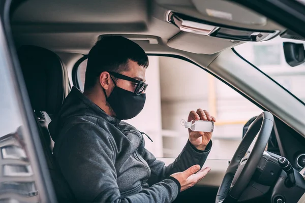 Hombre Con Una Máscara Médica Negra Guapo Morena Conducir Coche Imagen de archivo