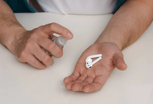 Kulaklık temizleme hava dezenfektanı, spir. Koronavirüs enfeksiyonunun önlenmesi. Kulaklık dezenfekte Coronavirüs, covid 19, karantina