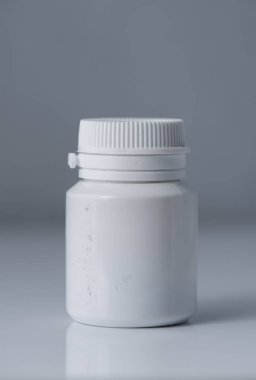 Beyaz plastik tıbbi konteynır, gri arka plan