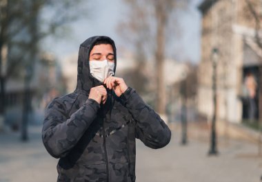 Bina, koronavirüs, hastalık, enfeksiyon, karantina, tıbbi maske üzerinde cerrahi bandajlı esmer bir adamın portresi.