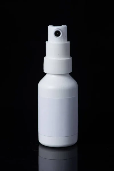 Φαρμακείο Σπρέι Λαιμού Λευκό Μπουκάλι Που Απομονώνεται Μαύρο Φόντο Ιατρικό — Φωτογραφία Αρχείου