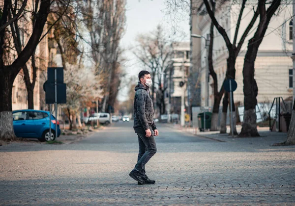 Cowid Virus Man Medical Mask Walking Empty Street City Pandemic — Stock Photo, Image