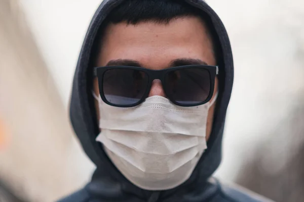 Hombre Con Una Máscara Médica Calle Cabeza Hombre Con Capucha —  Fotos de Stock