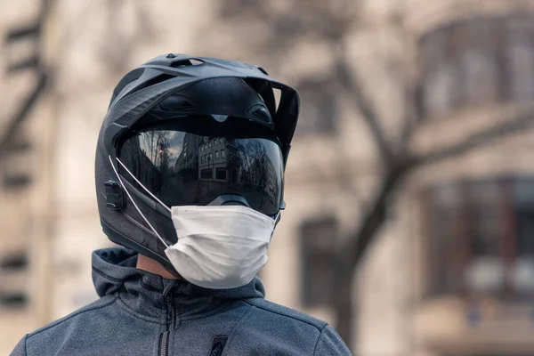 Портрет Человека Шлеме Мотоциклетном Шлеме Белая Медицинская Маска Фото Улице — стоковое фото
