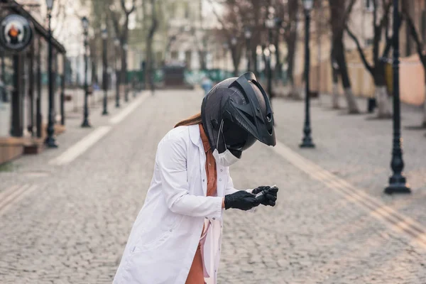 Una Chica Delgada Con Abrigo Médico Blanco Mono Sostiene Una —  Fotos de Stock