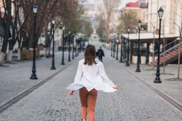 Девушка Женщина Белом Медицинском Халате Убегают Улице Доктор Медсестра Бегает — стоковое фото