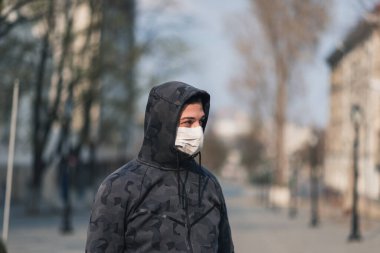 Bina, koronavirüs, hastalık, enfeksiyon, karantina, tıbbi maske üzerinde cerrahi bandajlı esmer bir adamın portresi.