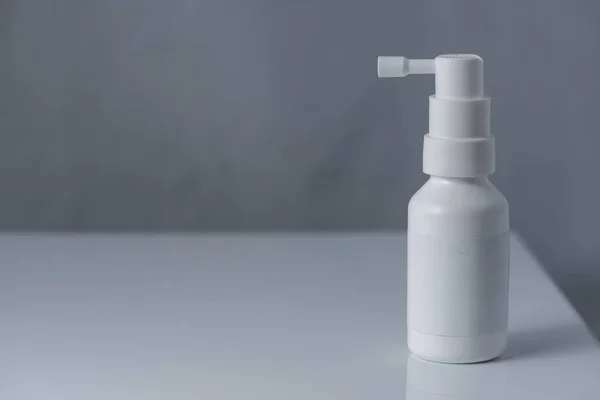 Farmacia Gola Spray Farmaco Bottiglia Bianca Isolata Sfondo Bianco Contenitore — Foto Stock