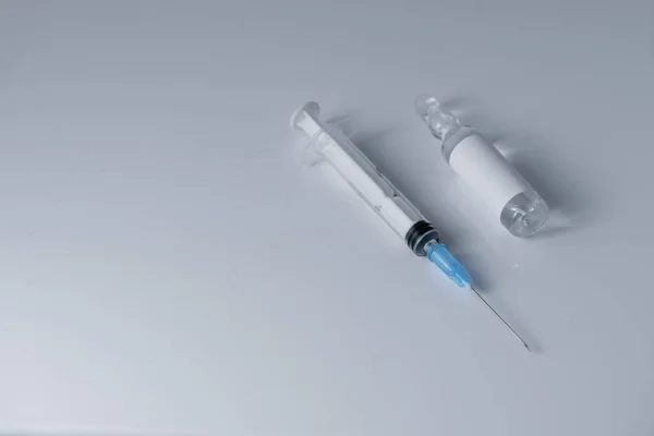 Frasco Para Injectáveis Para Uso Médico Uma Seringa Colocada Sobre — Fotografia de Stock