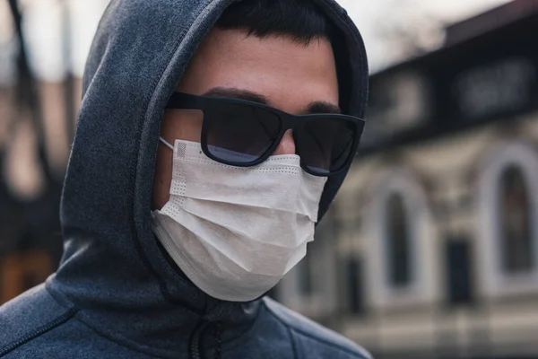 Hombre Con Una Máscara Médica Calle Cabeza Hombre Con Capucha —  Fotos de Stock