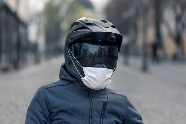 Retrato Homem Capacete Capacete Motocicleta Uma Máscara Médica Branca Foto — Fotografia de Stock