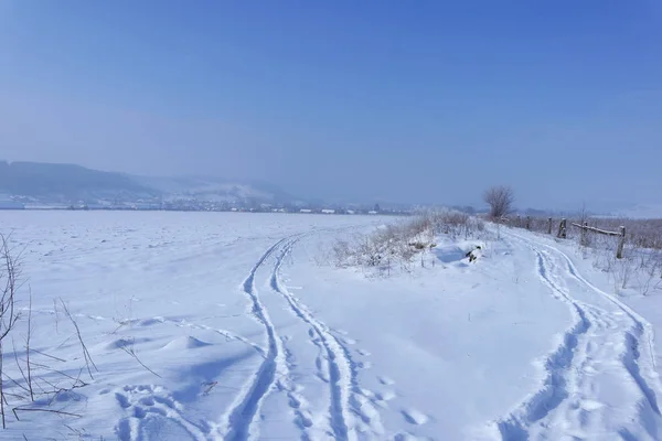 Paisaje Con Campo Invierno Carretera Nevada Cielo Azul Camino Invierno —  Fotos de Stock