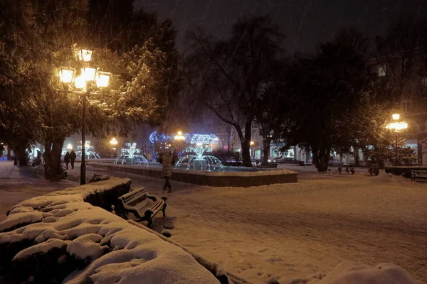 Первый Снег Улицах Парках Улицы Парки Города Покрыты Первым Белым — стоковое фото