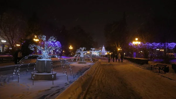 Первый Снег Улицах Парках Улицы Парки Города Покрыты Первым Белым — стоковое фото