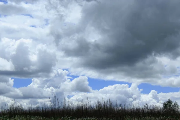 Vita Moln Blå Himmel Bakgrund Naturen Före Åskvädret Stormmoln Kvällshimlen — Stockfoto