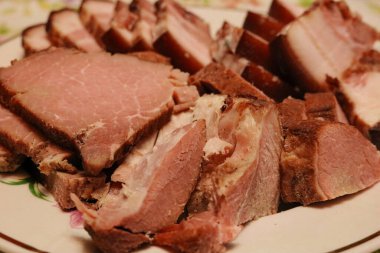  Et dilimleri dilimlenir ve bir tabağa konur. Senin için et yemeği. Hayvani gıdaları teşvik etmek için.. 